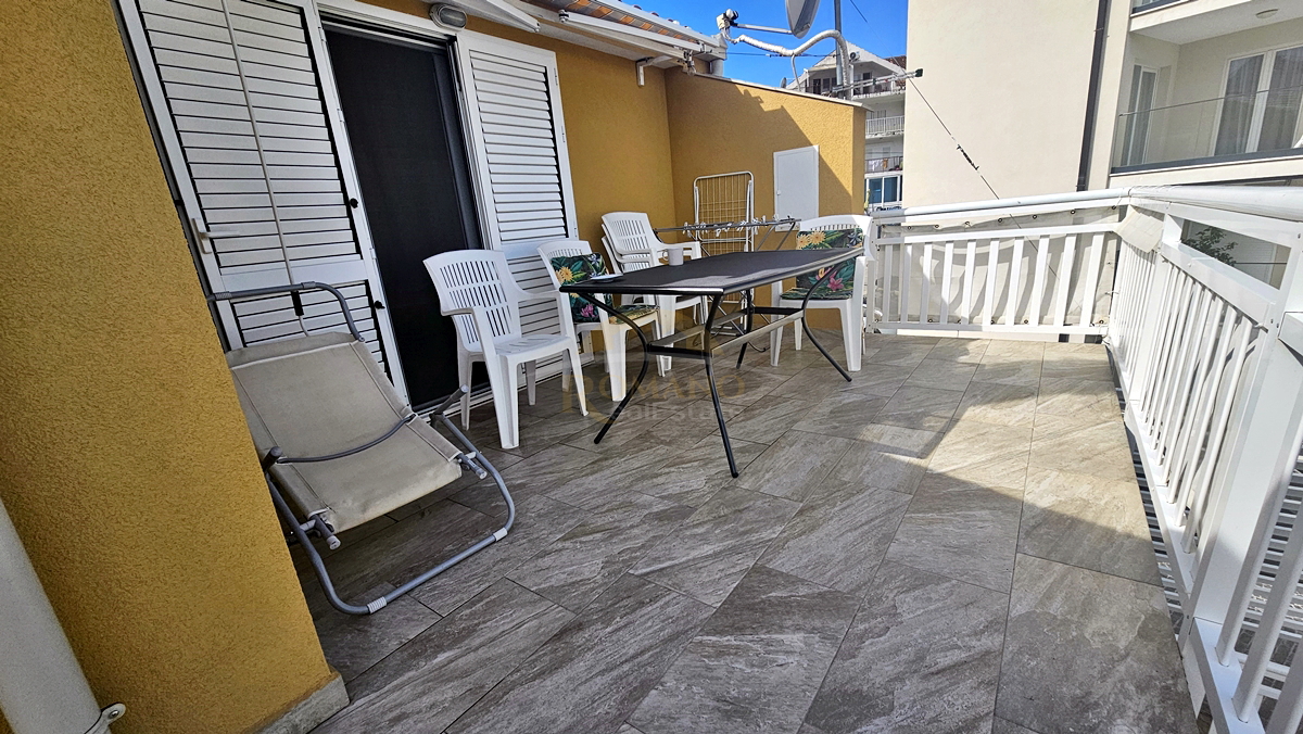 Casa con appartamenti a Okrug Gornji/Čiovo, seconda fila dal mare - 5 appartamenti